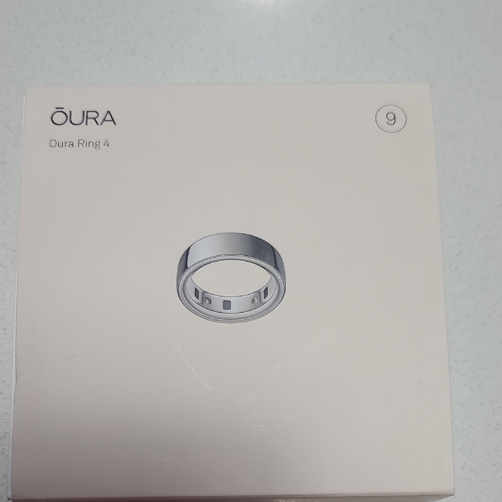 Oura Ring 4 in Shiny Silver, size 9